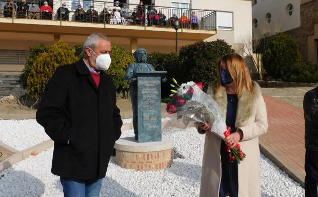 El presidente de la Diputación y la hermana de Charo ante la escultura 