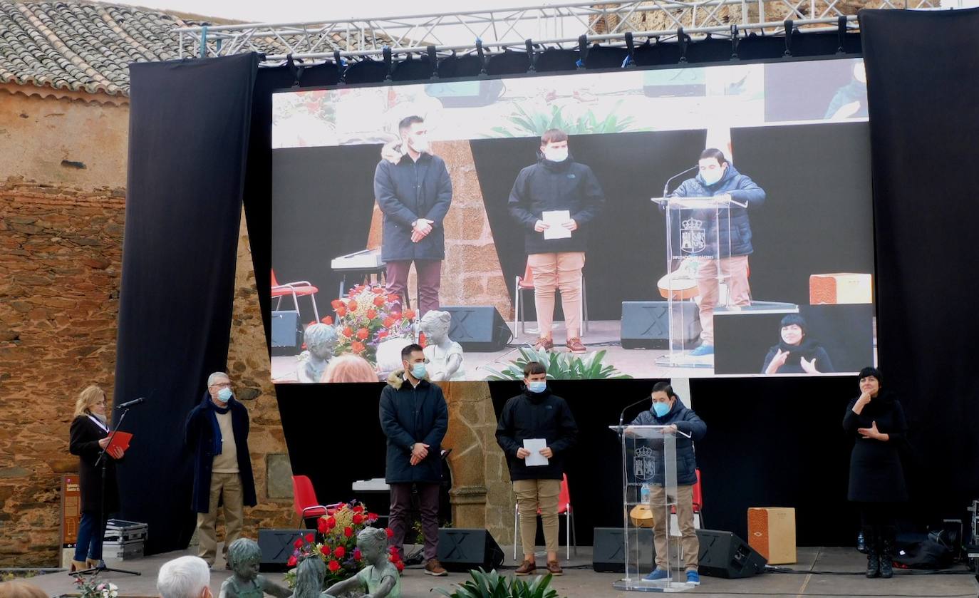 Fotos: Emotivo homenaje a Charo Cordero en Romangordo