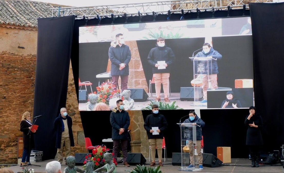 Fotos: Emotivo homenaje a Charo Cordero en Romangordo