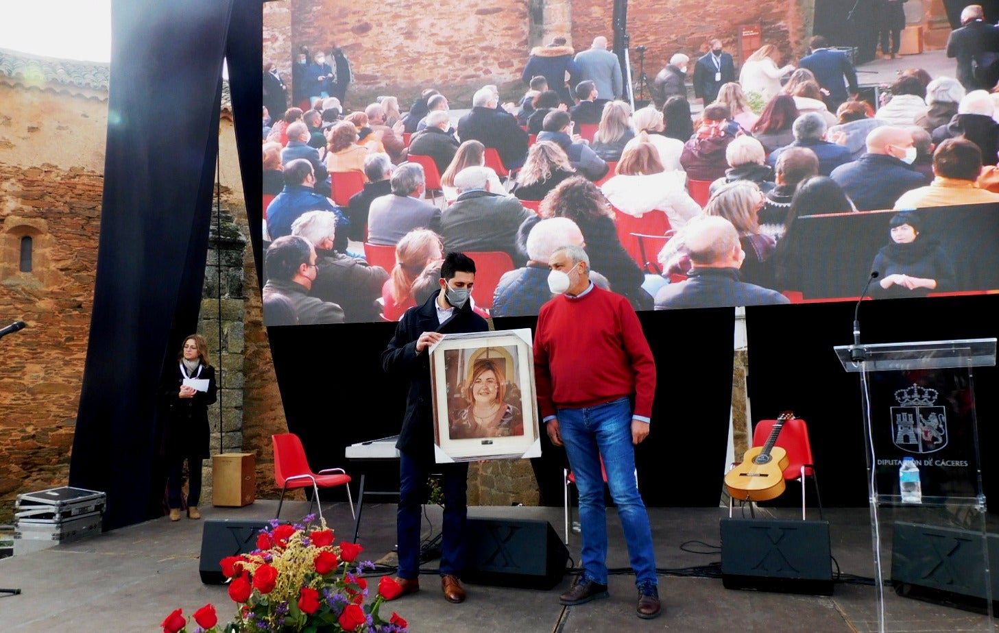 Uno de los sobrinos de Charo con el presidente de la Diputación 