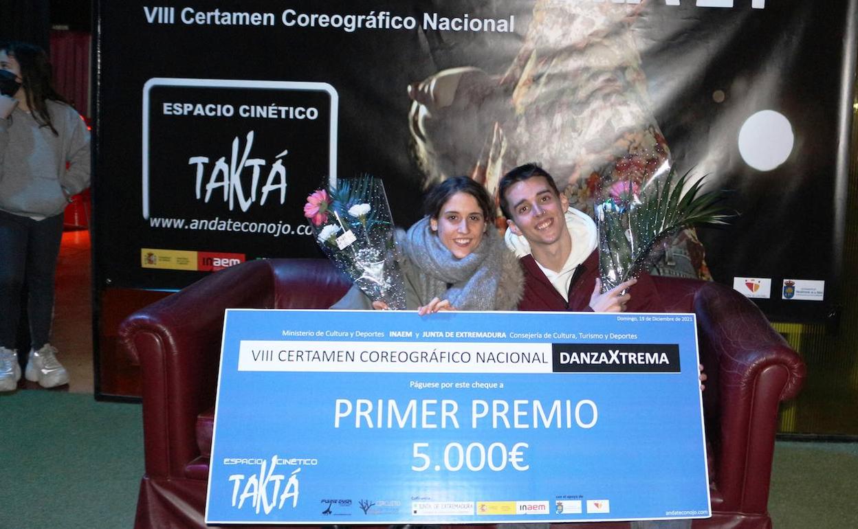 Los ganadores tras la entrega del premio 