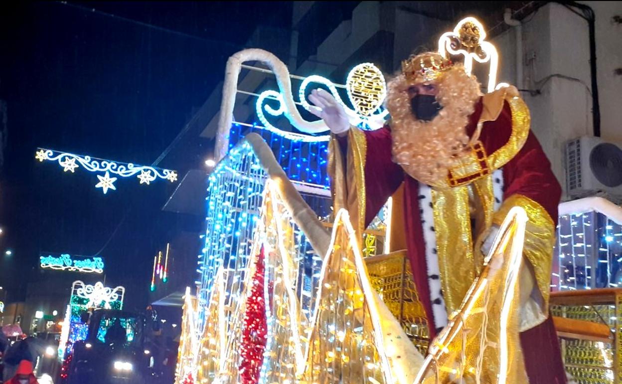 Los Reyes Magos recorren el centro urbano rodeados de paraguas
