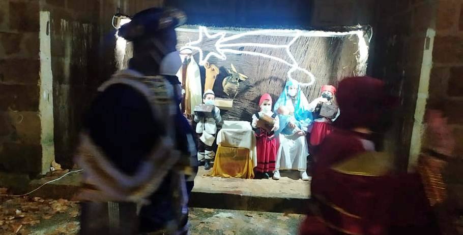 Fotos: Los Reyes Magos recorren el centro rodeados de paraguas