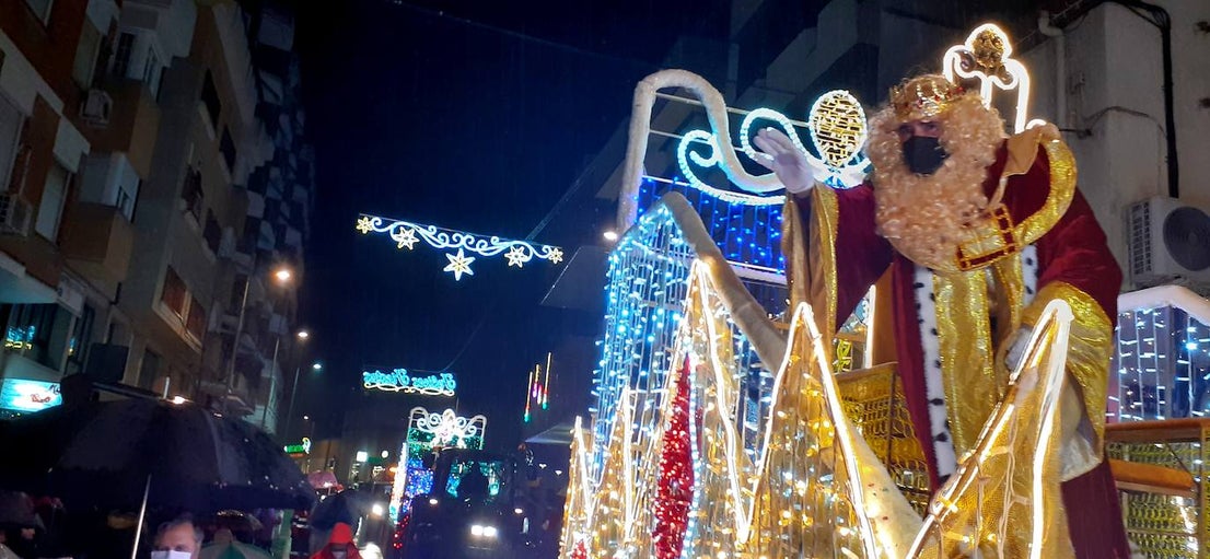 Fotos: Los Reyes Magos recorren el centro rodeados de paraguas