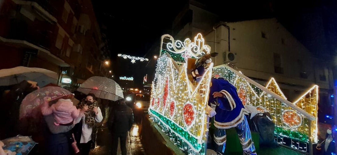 Fotos: Los Reyes Magos recorren el centro rodeados de paraguas