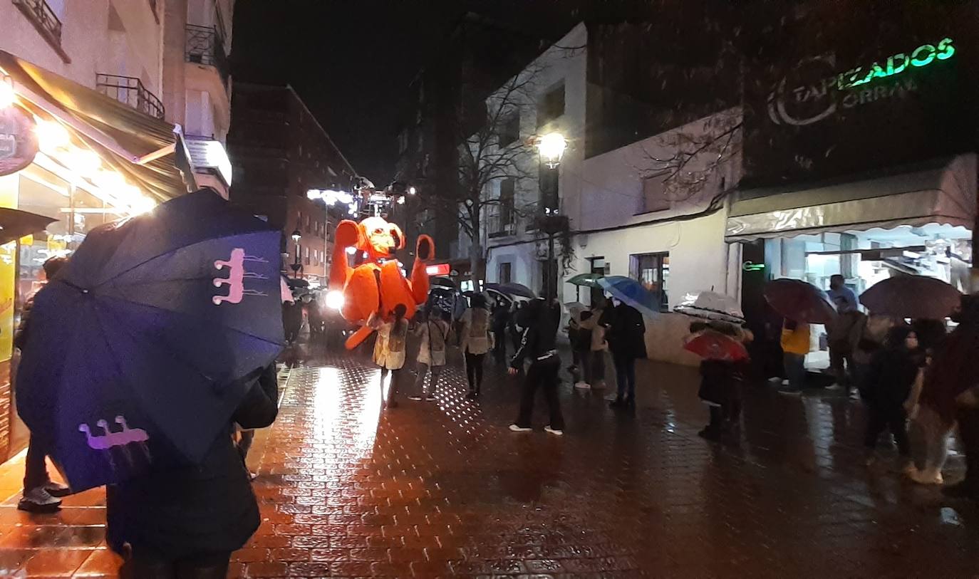 Fotos: Los Reyes Magos recorren el centro rodeados de paraguas