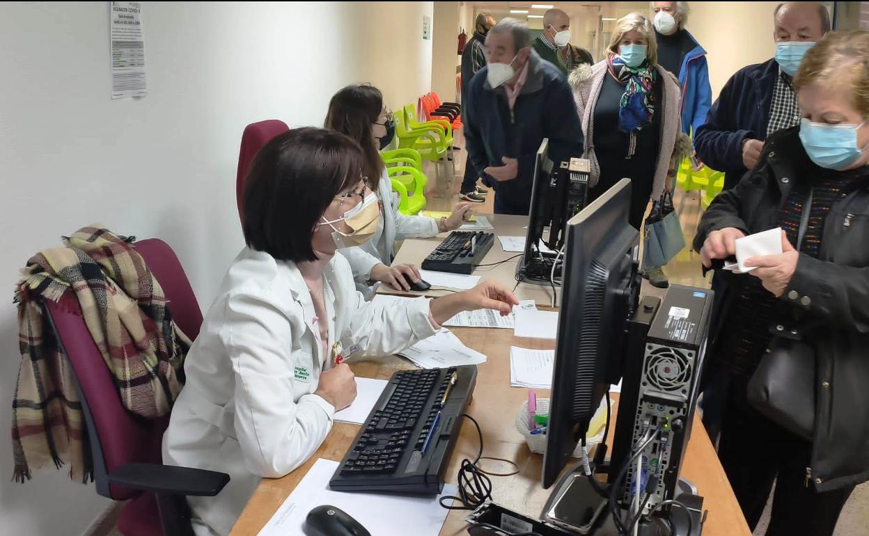 El SES cita el sábado al personal de los centros sanitarios privados para recibir la dosis de recuerdo de la vacuna