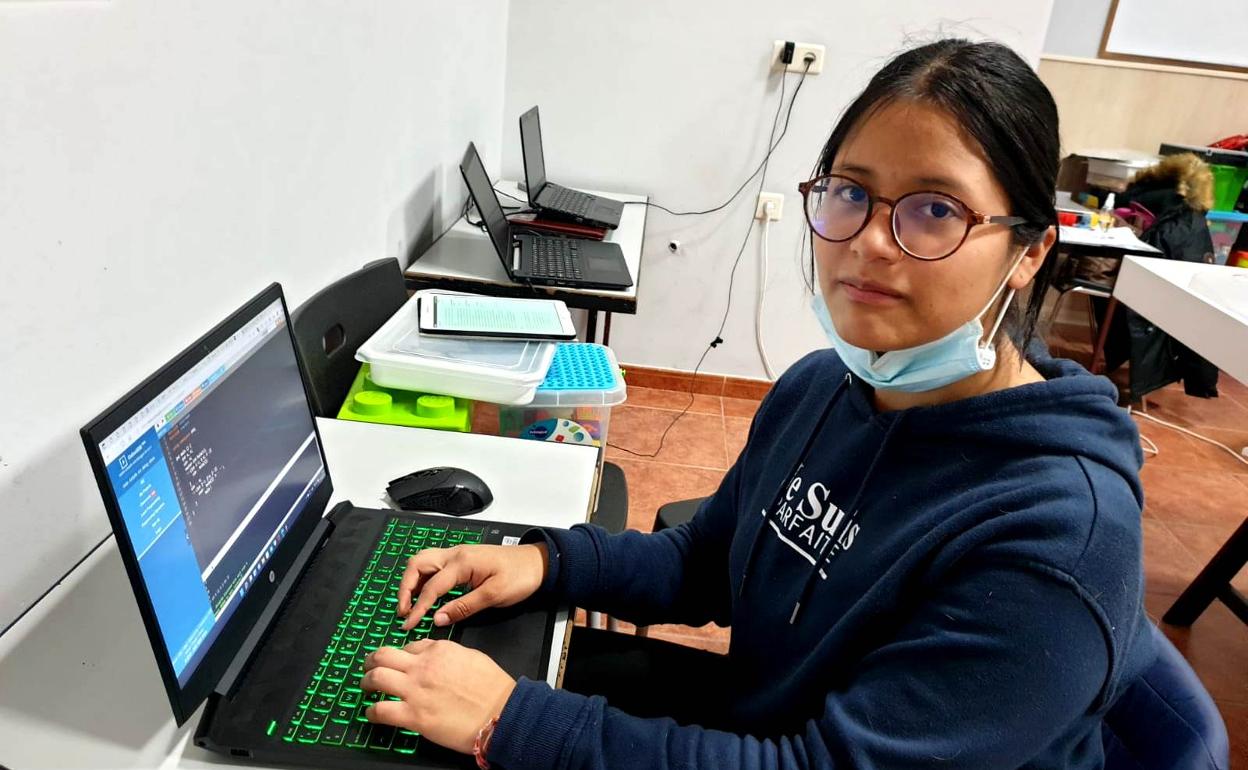 Yelena lleva siete años formándose en robótica educativa y programación 