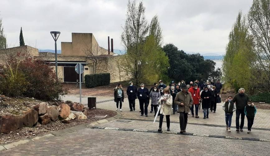 Participantes en la jornada, con el pantano de Valdecañas al fondo 