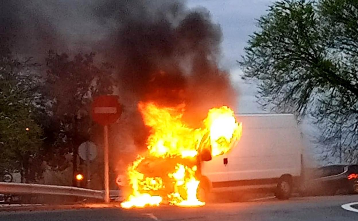 Sale ardiendo una furgoneta en la Nacional V, en la zona de Navarrosa
