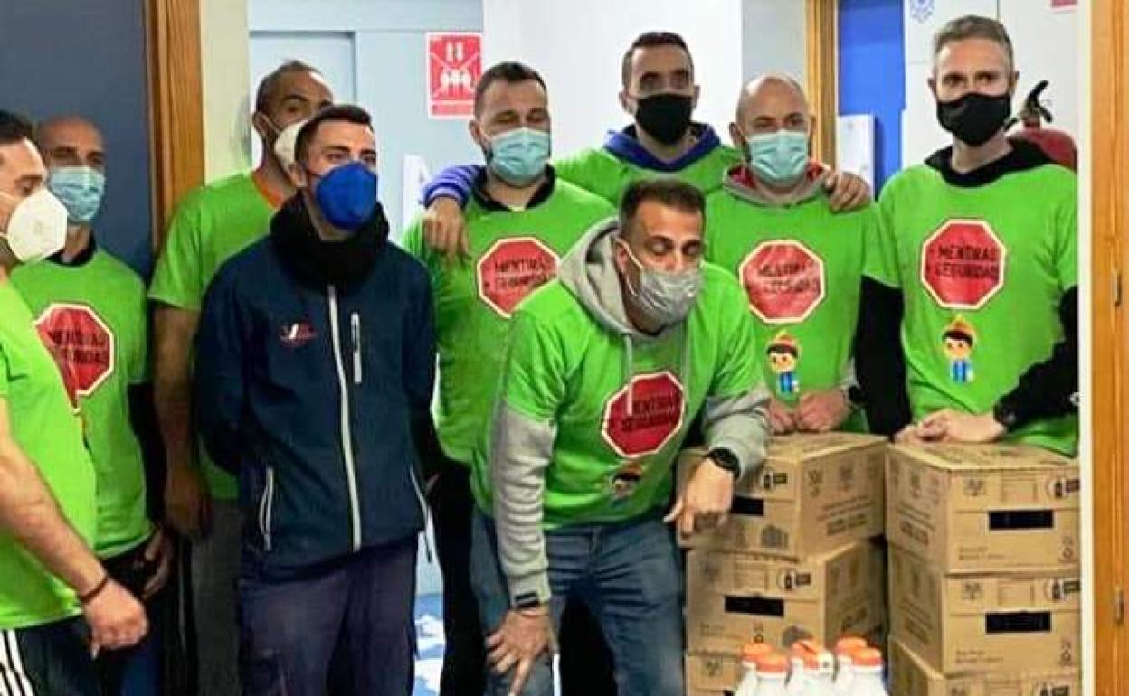 Los agentes en el hall de la jefatura 