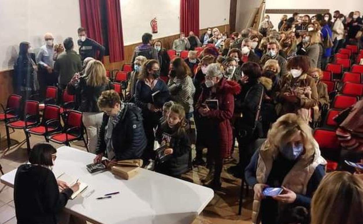 La autora firmó numerosos ejemplares a sus paisanos 