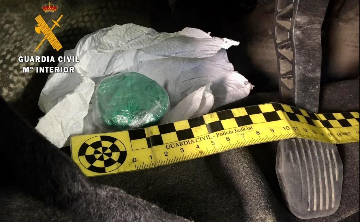 Detenido un vecino de Navalmoral en la autovía A-5 con 35 gramos de cocaína bajo el embrague del coche