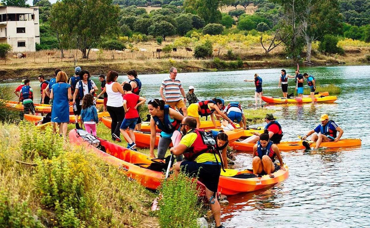 Romangordo recupera el descenso en kayak por el Tajo y la Ruta de los Ingleses