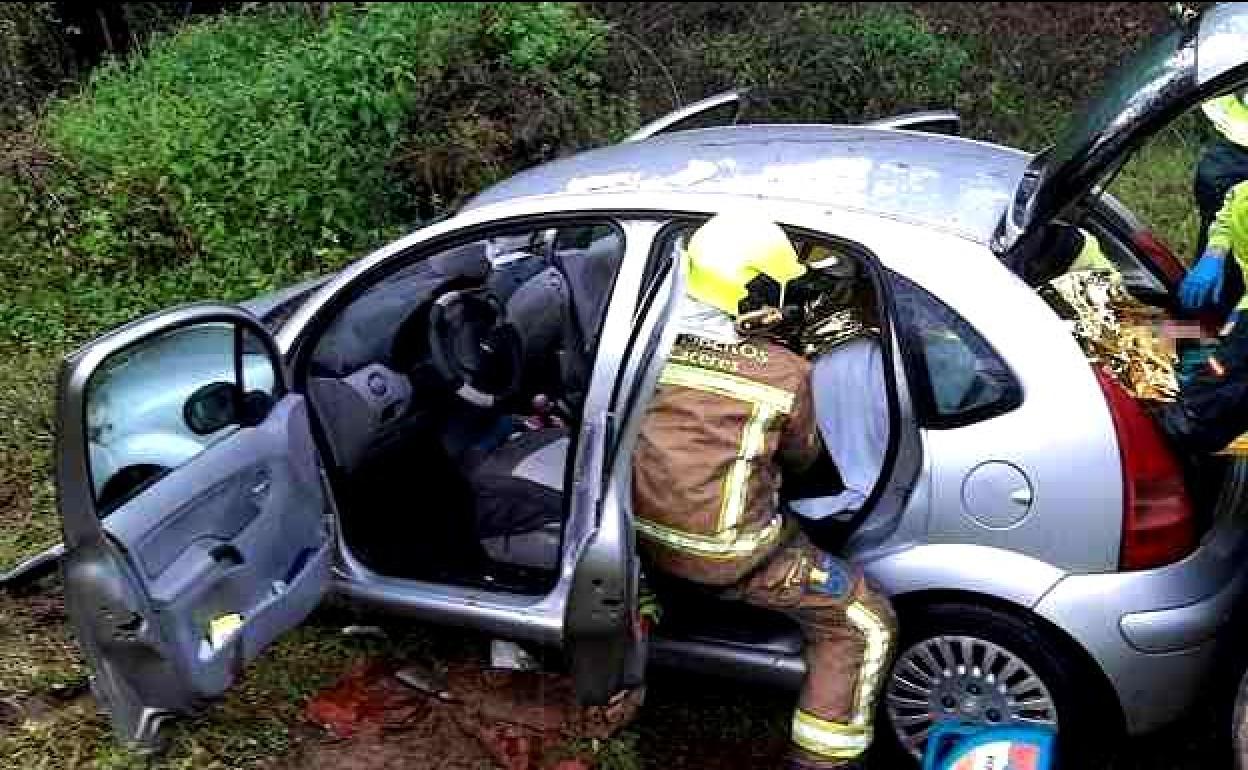 Actuación de los bomberos en el lugar del accidente 