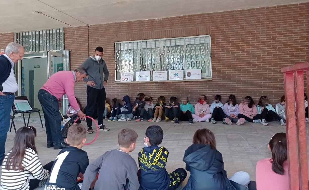 Los mayores desarrollando actividades ante los niños