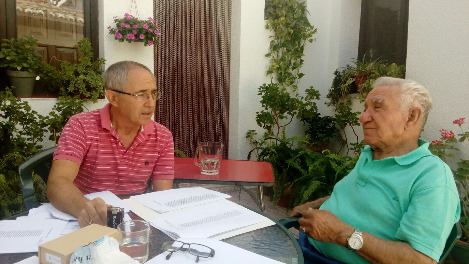 Vidal Calvo, uno de los colaboradores de la asociación, entrevistando a Luciano, mayor peraleo 