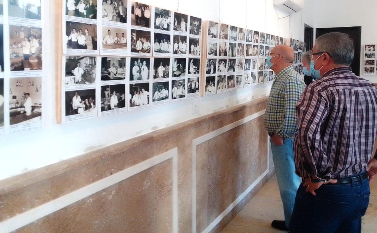 Una exposición fotográfica repasa siete décadas de la hostelería local