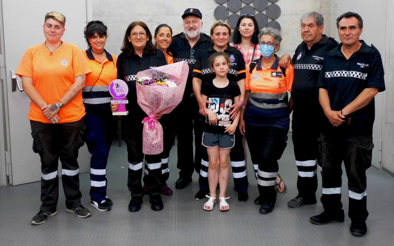 María Ángeles Martín con sus compañeros de la Agrupación local 