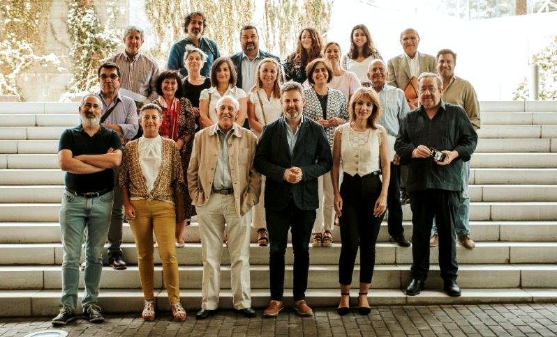 Foto de familia de los asistentes a la asamblea 
