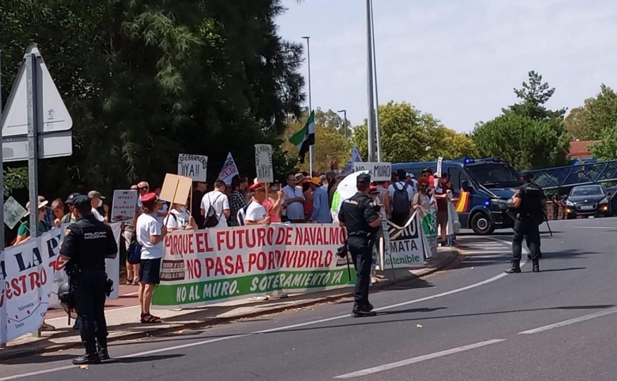 Miembros de la plataforma el lunes en Cáceres 