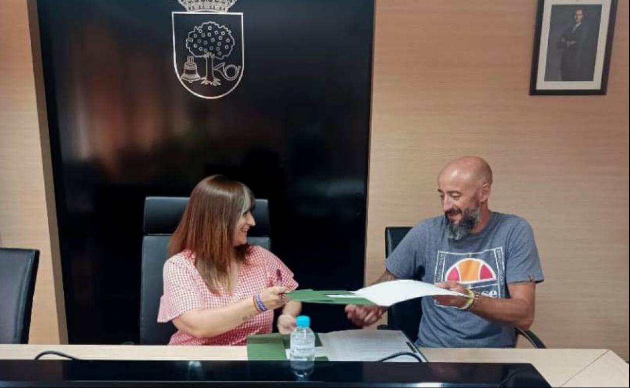 Raquel Medina e Iván Hidalgo tras la firma del convenio 