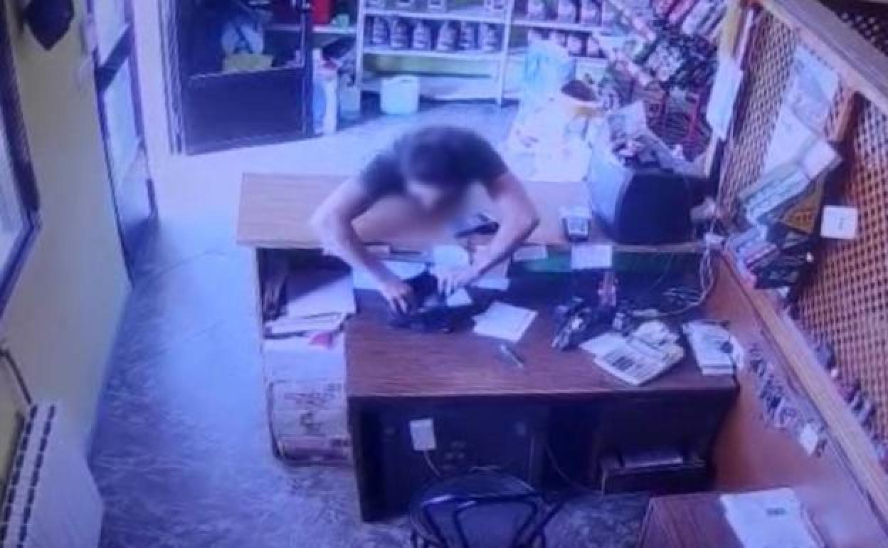 Imagen del momento en el que el ladrón sustrae el dinero de la cartera. / HOY