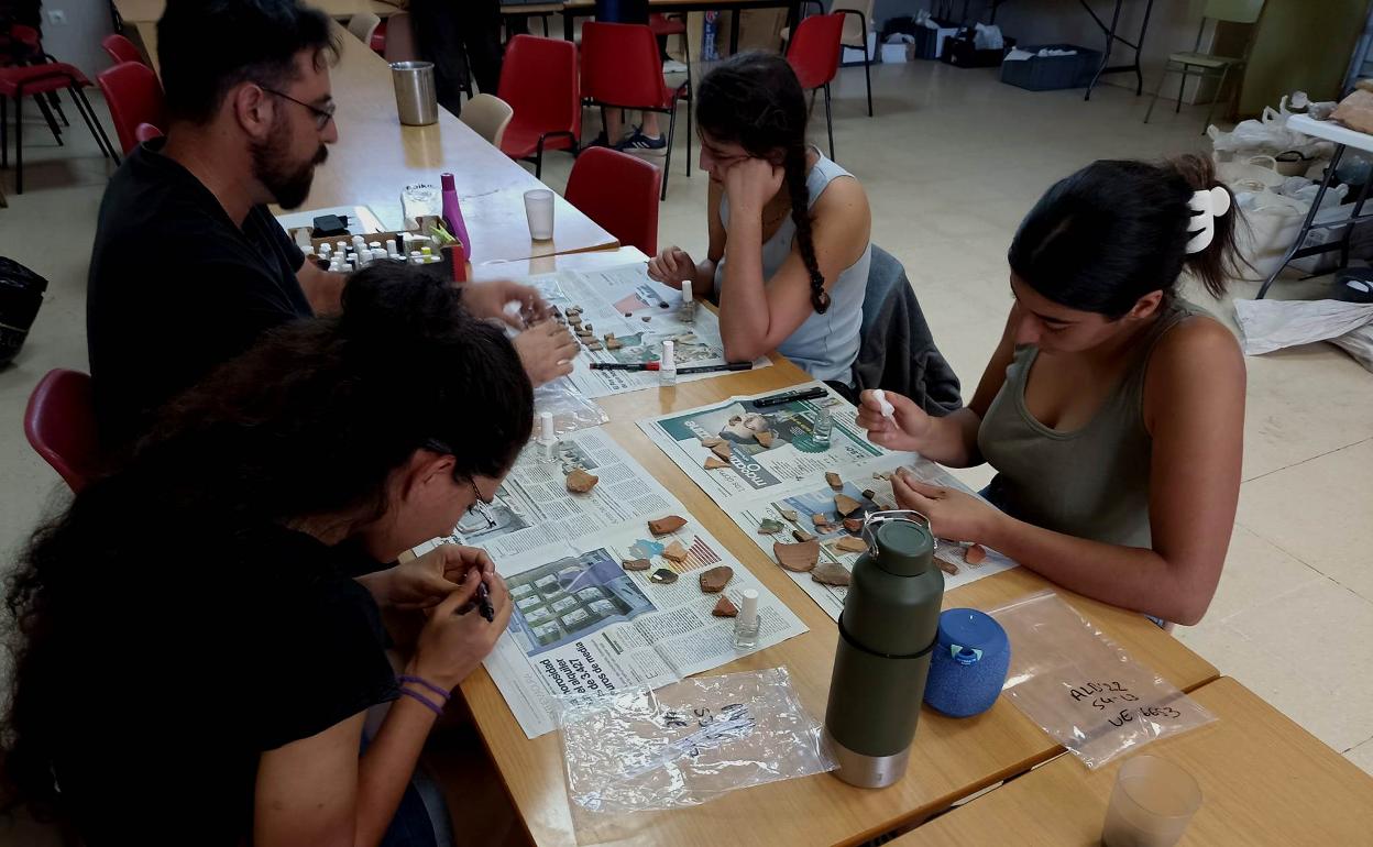 Trabajos de laboratorio con las piezas halladas 