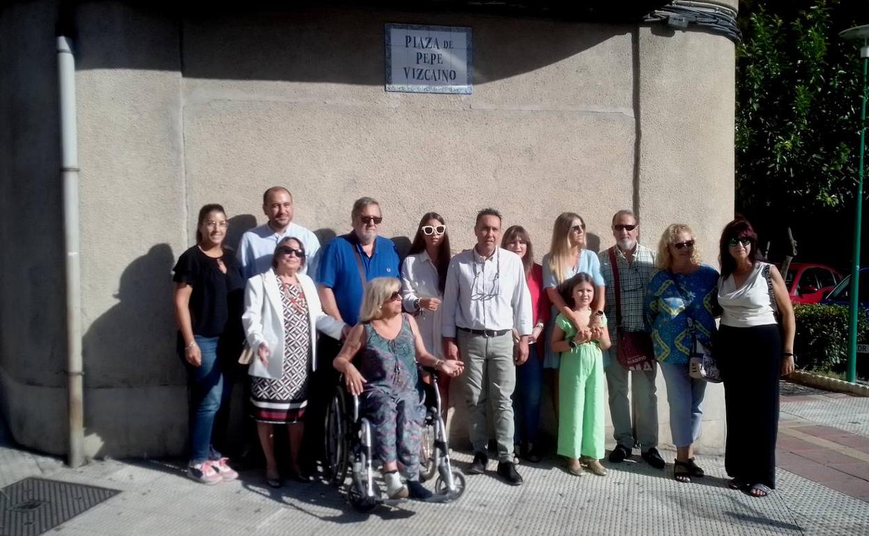 Los familiares de Vizcaíno ante la placa que da nombre a la plaza 