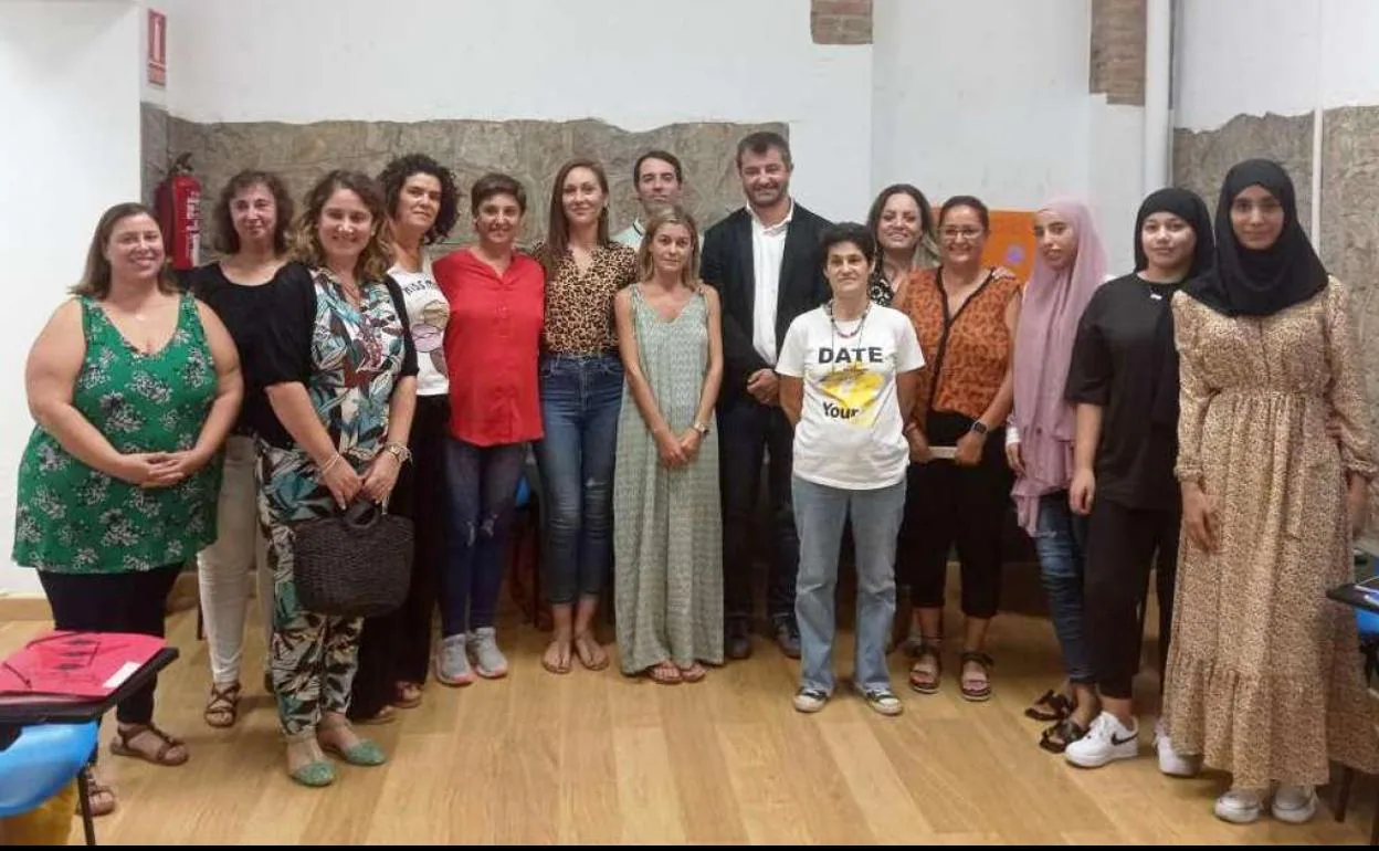 Autoridades y técnicas con las participantes en la Lanzadera 