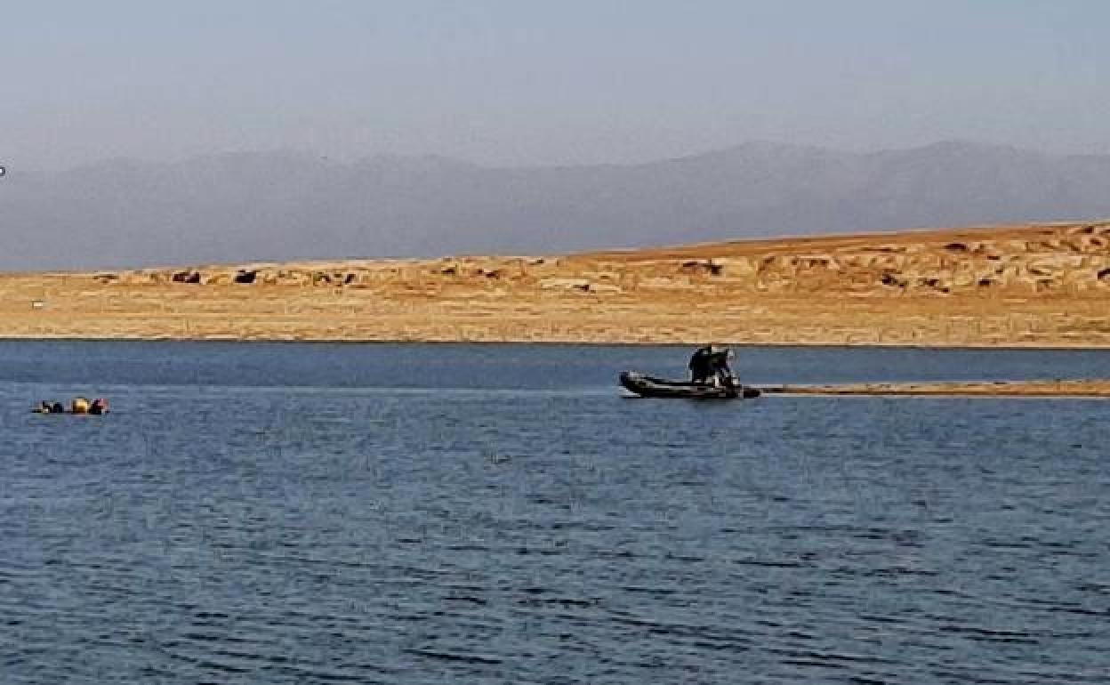 Buzos de la Guardia Civil buscan al joven desaparecido en el pantano de Valdecañas
