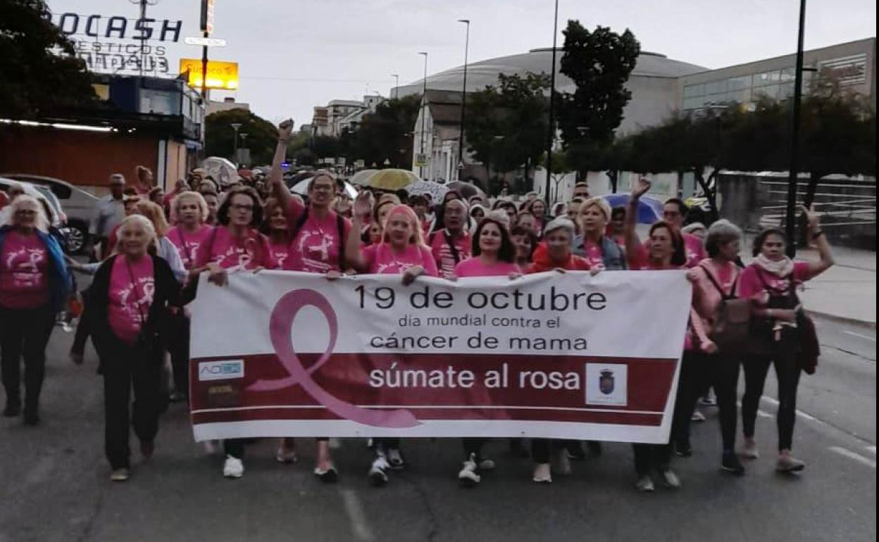La Marcha Rosa de regreso por la avenida de las Angustias 