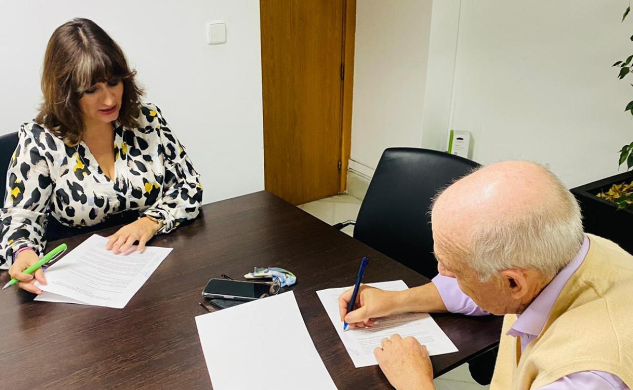 Raquel Medina y Carlos Zamora firmaron el convenio de colaboración 