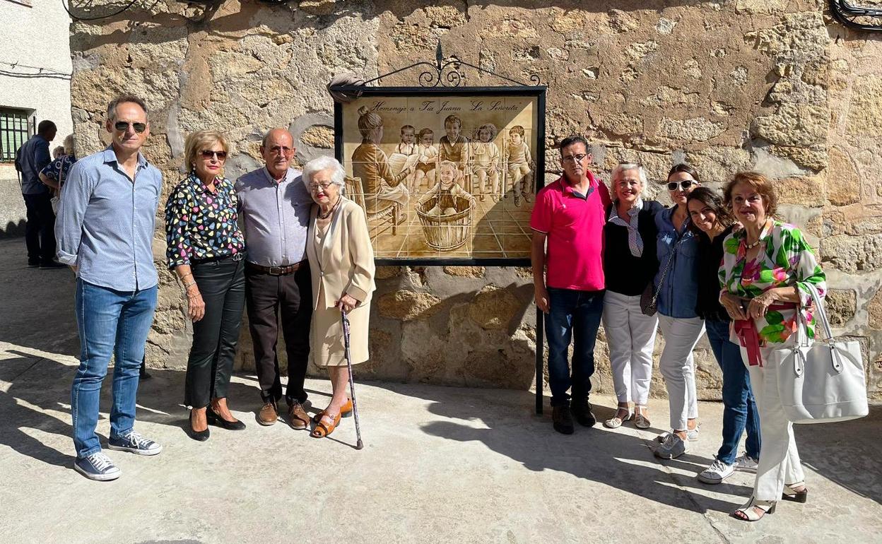Miguel Ángel Martín, familiares de Rosalino y el alcalde junto al mural dedicado a Juana /
