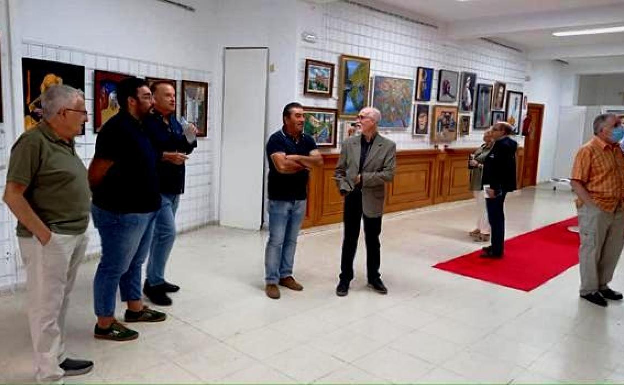 Pintores y visitantes en la exposición celebrada en Almaraz 