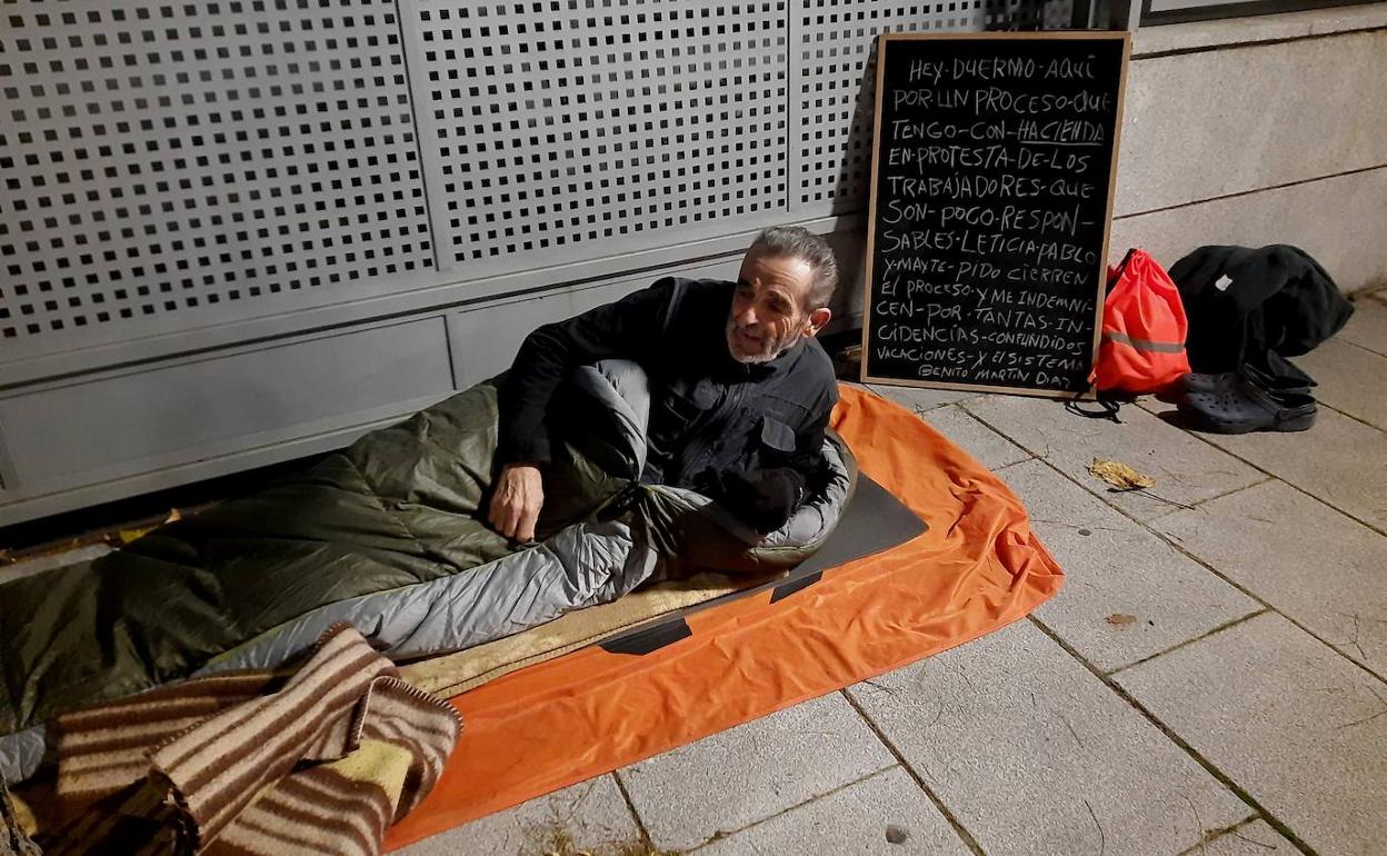 Un empresario duerme a las puertas de la delegación de Hacienda en Navalmoral pidiendo justicia