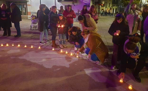 Velas en la plaza de España recuerdan a las mujeres asesinadas en la conmemoración de 25-N