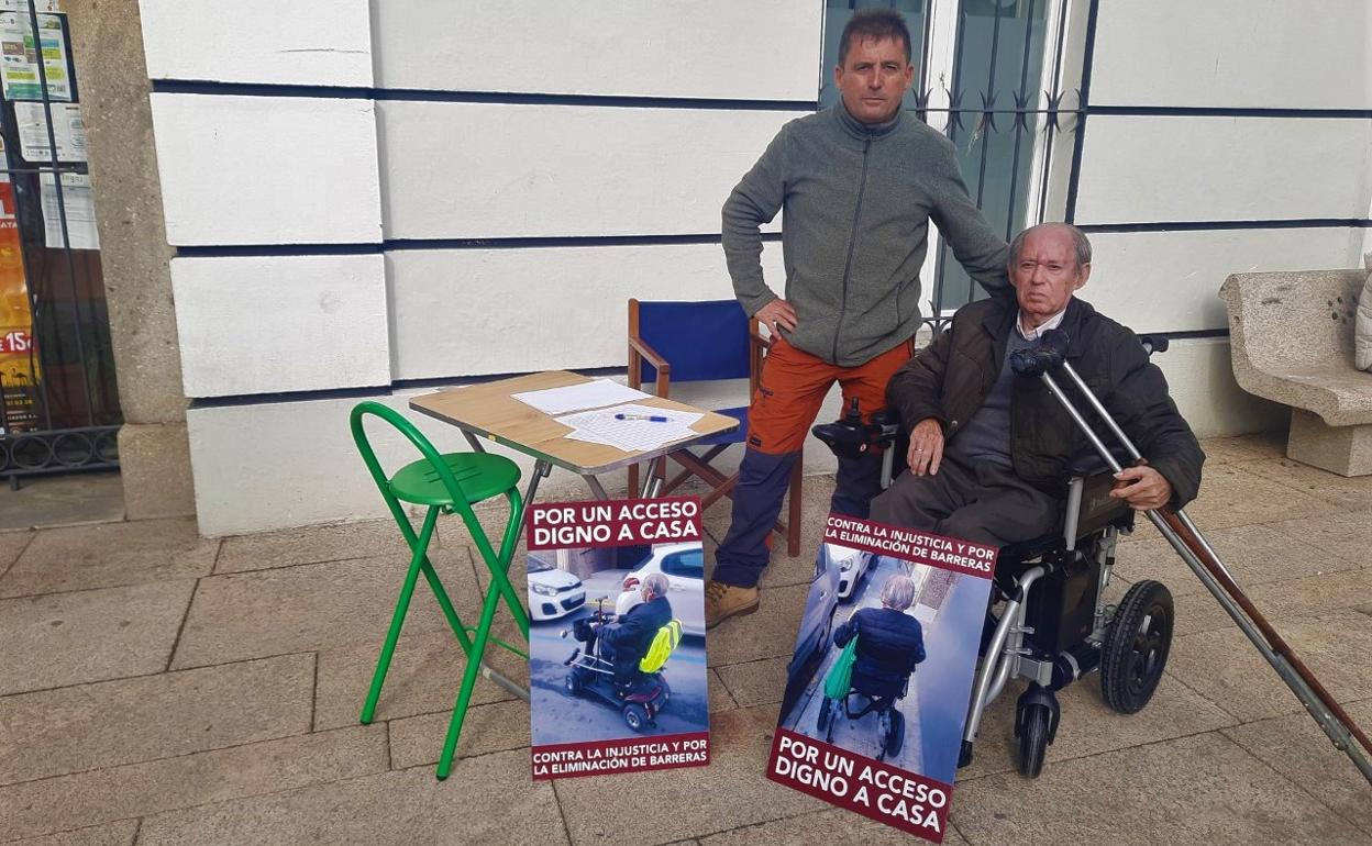 Rafael Macías y su padre a las puertas del Ayuntamiento 