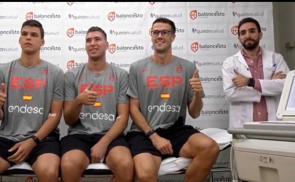 Cerezo junto a jugadores de la selección nacional antes del pasado Europeo 