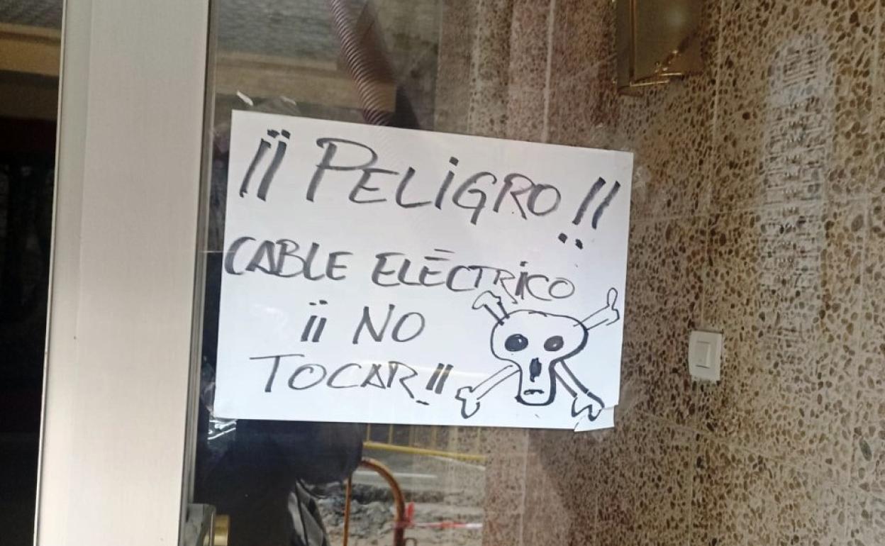 Con un cable de alta tensión en el portal y sin acceso para vehículos