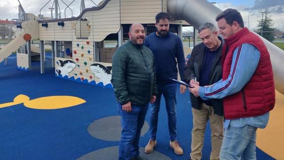 Abierto el primero de los ocho parques infantiles que se han renovado, el del barco