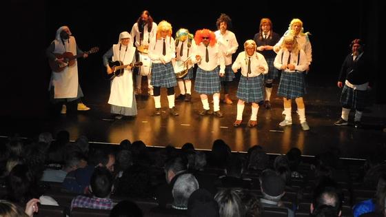 Las murgas cantan por primera vez en el Teatro del Mercado
