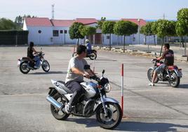 Las autoescuelas siguen esperando mejoras para realizar los exámenes