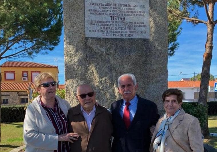 Celebración junto al monolito que conmemoró el 50 aniversario de la creación de Tiétar