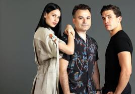 El director moralo entre Milena Smit y Jaime Lorente