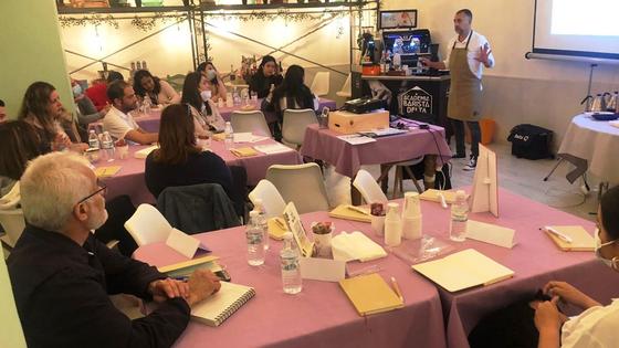 Navalhostel organiza talleres hosteleros de especialización para mejorar la atención al cliente