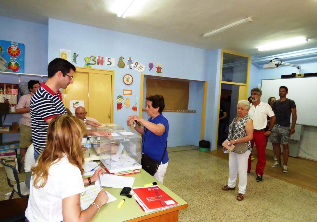 Imagen de archivo de votación en un colegio electoral