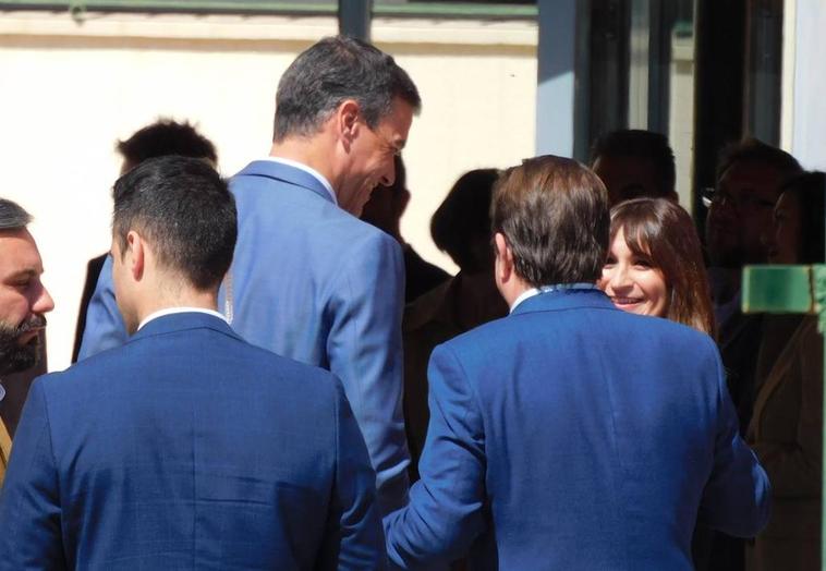 Pedro Sánchez con Guillermo Fernández Vara y Raquel Medina