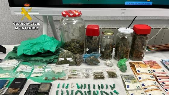 Desmantelado un punto de venta de marihuana, cocaína y heroína en Rosalejo