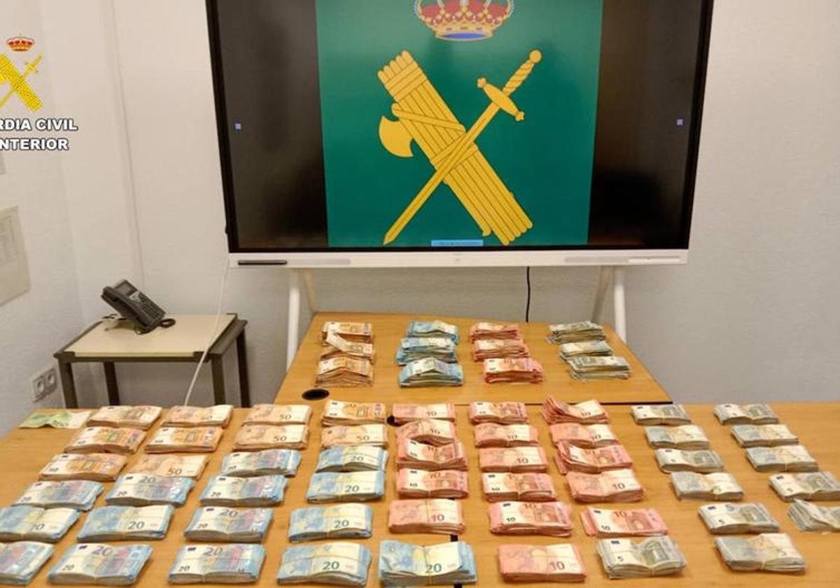 Parte del dinero incautado por la Guardia Civil